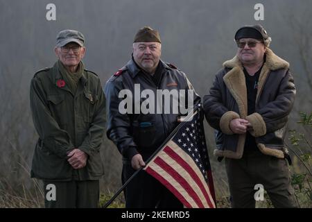 Butts Brow, Eastbourne, East Sussex, Großbritannien. 13.. November 2022. Die Bewohner der Küstenstadt Eastbourne machen sich auf den steilen Hügel der Hintern vor dem Denkmal für die amerikanische Besatzung des USAF Liberator Bombers Ruth-Less, der einen Hügel direkt über der Stadt anschlug, als er versuchte, nach einem zu einem nahe gelegenen Flugplatz zurückzukehren Bombenangriff auf das besetzte Frankreich im Jahr 1944 . aber Schäden und schlechte Sicht sahen das Flugzeug Absturz nur wenige Meter von der Sicherheit tötete die Besatzung von 10. Kredit: Newspics UK South/Alamy Live Nachrichten Stockfoto