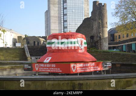 13.. November 2022, Swansea, Wales, Vereinigtes Königreich. Der Wales Bucket Hut in Castle Gardens, der Wales bei der WM 2022 in Katar fördert. Stockfoto