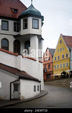 Füssen, Deutschland - 19. August 2022: Blick auf die traditionell bemalten bayerischen Häuser im Dorf Füssen, berühmtes Reiseland auf der Romanik Stockfoto