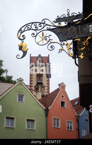 Füssen, Deutschland - 19. August 2022: Blick auf die traditionell bemalten bayerischen Häuser im Dorf Füssen, berühmtes Reiseland auf der Romanik Stockfoto