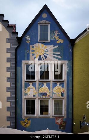 Füssen, Deutschland - 19. August 2022: Blick auf die traditionell bemalten bayerischen Häuser im Dorf Füssen, berühmtes Reiseland auf der Romanik Stockfoto