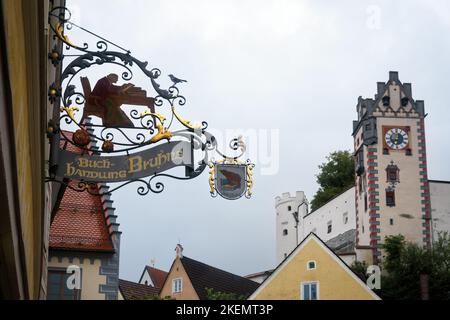 Füssen, Deutschland - 19. August 2022: Blick auf die traditionell bemalten bayerischen Häuser im Dorf Füssen, berühmtes Reiseland auf der Romanik Stockfoto