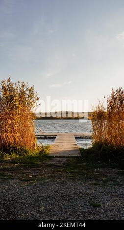 Wunderschöne Küste in Tibau do Sul bei einem hellen Sommeruntergang mit einem großen Fluss und Booten im Hintergrund. Stockfoto