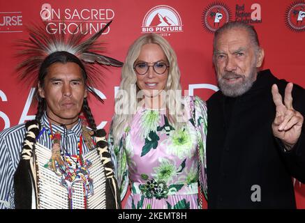 November 12 2022, Beverly Hills, Kalifornien, USA: David Midthunder, Eloise DeJoria, John Paul DeJoria auf dem „On Sacred Ground“ in Los Angeles Premiere im Fine Arts Theatre (Foto: © Sacred Vision/AdMedia via ZUMA Press Wire) Stockfoto