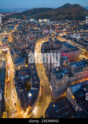 Luftaufnahme von der Drohne der Cockburn Street in der Altstadt von Edinburgh bei Nacht, Schottland, Großbritannien Stockfoto