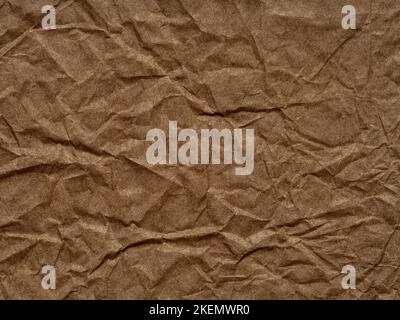 Zerknitterter brauner Papierhintergrund. Textur, Muster für Kunsthandwerk, Neujahr Designs Dekoration, Text, Schriftzug, Wand Bildschirmschoner oder andere Kunstwerke Stockfoto