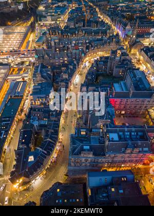 Luftaufnahme von der Drohne der Cockburn Street in der Altstadt von Edinburgh bei Nacht, Schottland, Großbritannien Stockfoto