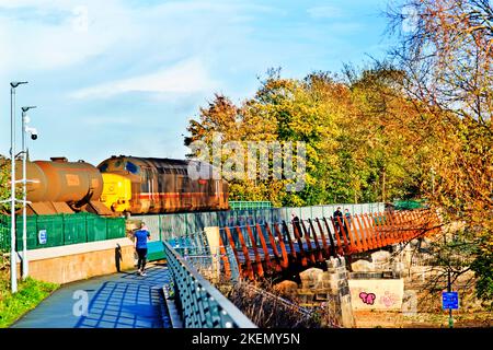 Klasse 37419 im Rail Head Treatment Train auf der Scarborough Bridge, York, England Stockfoto