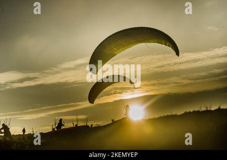 Beachy Head, Eastbourne, East Sussex, Großbritannien. 13.. November 2022. Der Südwind bringt Gleitschirmflieger wieder an den herrlichen Ort an den Sussex Downs westlich von Eastbourne. Kredit: David Burr/Alamy Live Nachrichten Stockfoto