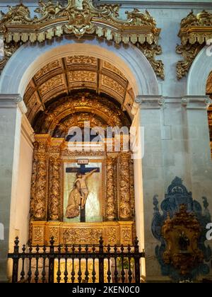 Mosteiro de São Martinho de Tibães Kirche Altar mit Christus am Kreuz Stockfoto