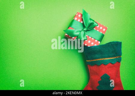 santa rote Socke Draufsicht auf dem farbigen Hintergrund mit leerem Raum. Weihnachten Hintergrund. Stockfoto