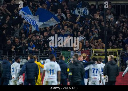 BRÜSSEL, BELGIEN - 13. NOVEMBER: KRC Genk-Fans beim Jupiler Pro League-Spiel zwischen RSC Anderlecht und KRC Genk am 13. November 2022 im Lotto Park in Brüssel, Belgien (Foto: Rene Nijhuis/Orange Picts) Stockfoto