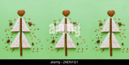 Weiße Kuchen weihnachtsbaum geformt mit Lebkuchen, Anise, Zimt Pie flach legen auf grün Stockfoto