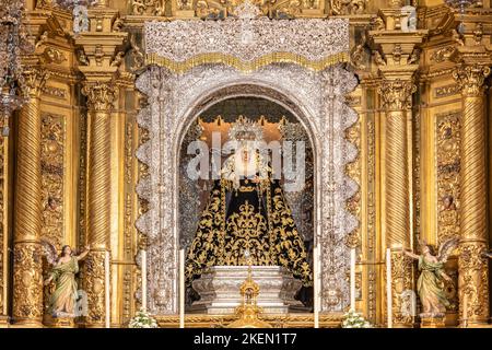 Jungfrau von Macarena auf dem Hauptaltar der Kirche La Macarena in Sevilla, andalusien, spanien Stockfoto