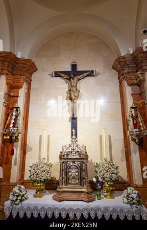 Tabernakel und Heiligtum mit dem Bild von jesus Christus im Kreuz in der Kirche La Macarena, in Sevilla, und Stockfoto