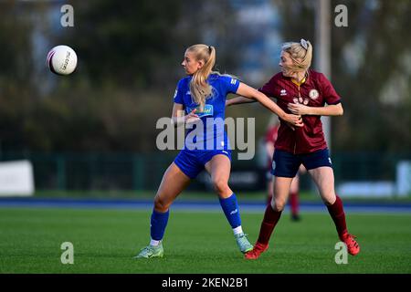 Rhianne Oakley aus Cardiff City Frauenschlachten mit Tija Richardson aus Cardiff Met WFC - Pflichtfeld: Ashley Crowden - 13/11/2022 - FUSSBALL - Cardiff International Sports Stadium - Cardiff, Wales - Cardiff City Women FC vs Cardiff Met WFC - Genero Adran Premier Phase 1 22/23 Stockfoto