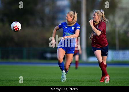 Rhianne Oakley aus Cardiff City Frauenschlachten mit Tija Richardson aus Cardiff Met WFC - Pflichtfeld: Ashley Crowden - 13/11/2022 - FUSSBALL - Cardiff International Sports Stadium - Cardiff, Wales - Cardiff City Women FC vs Cardiff Met WFC - Genero Adran Premier Phase 1 22/23 Stockfoto