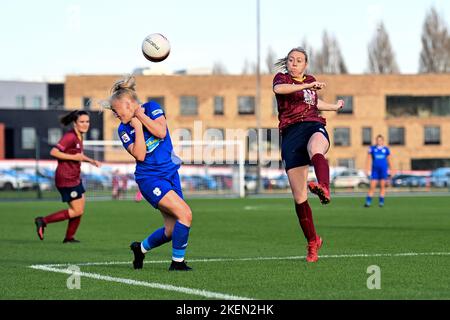 Tija Richardson von Cardiff Met WFC - Pflichtfeld: Ashley Crowden - 13/11/2022 - FUSSBALL - Cardiff International Sports Stadium - Cardiff, Wales - Cardiff City Women FC vs. Cardiff Met WFC - Genero Adran Premier Phase 1 22/23 Stockfoto