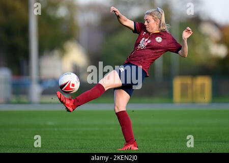 Tija Richardson von Cardiff Met WFC - Pflichtfeld: Ashley Crowden - 13/11/2022 - FUSSBALL - Cardiff International Sports Stadium - Cardiff, Wales - Cardiff City Women FC vs. Cardiff Met WFC - Genero Adran Premier Phase 1 22/23 Stockfoto