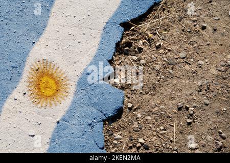 Wirtschafts- und Politikkonzept. Eine Krise. Flagge auf dem gebrochenen Asphalt - Argentinien Stockfoto