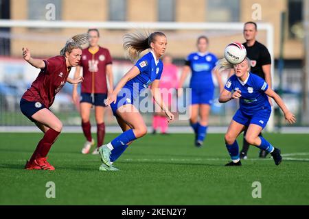 Tija Richardson aus Cardiff traf WFC-Kämpfe mit Rhianne Oakley aus Cardiff City Women's - Pflichtfeld: Ashley Crowden - 13/11/2022 - FUSSBALL - Cardiff International Sports Stadium - Cardiff, Wales - Cardiff City Women FC vs Cardiff Met WFC - Genero Adran Premier Phase 1 22/23 Stockfoto