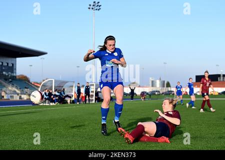 Cardiff, Großbritannien. 13.. November 2022. Der Ffion-Preis für die Frauen in Cardiff City wird von Tija Richardson von Cardiff Met WFC angegangen - Pflichtfeld per Leitung Credit: Ashley Crowden/Alamy Live News Stockfoto