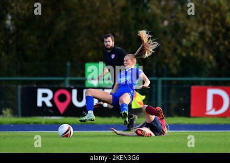 Cardiff, Großbritannien. 13.. November 2022. Rhianne Oakley von Cardiff City Women's wird von Tija Richardson von Cardiff Met WFC angegangen - Pflichtfeld per line Kredit: Ashley Crowden/Alamy Live News Stockfoto