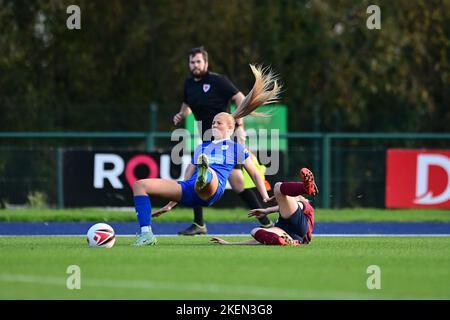 Cardiff, Großbritannien. 13.. November 2022. Rhianne Oakley von Cardiff City Women's wird von Tija Richardson von Cardiff Met WFC angegangen - Pflichtfeld per line Kredit: Ashley Crowden/Alamy Live News Stockfoto