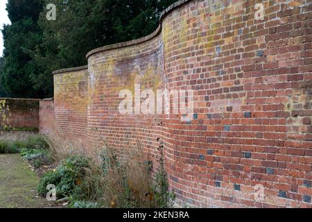 Eine ungewöhnliche, historische, krinklige Gartenwand, fotografiert in Wheathampstead, Hertfordshire, Großbritannien. Stockfoto