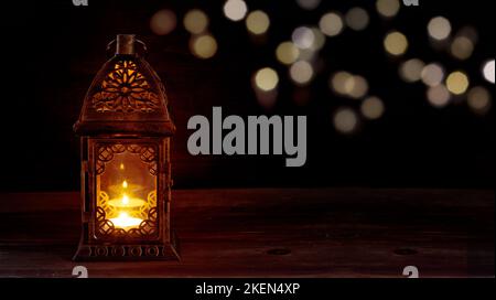 Vintage brennende Lampe auf Holztisch Stockfoto