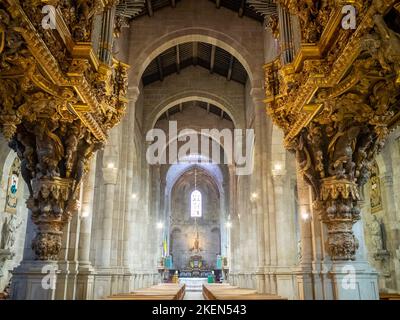 Das Hauptschiff der Kathedrale von Braga blickt auf den Hochaltar unter den Pfeifenorganen Stockfoto