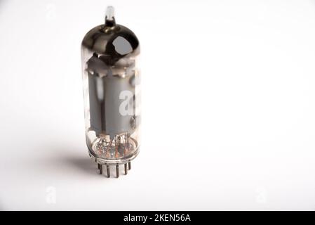 Elektronische Vakuum-Röhre Transistor Bulb auf einem weißen Stockfoto