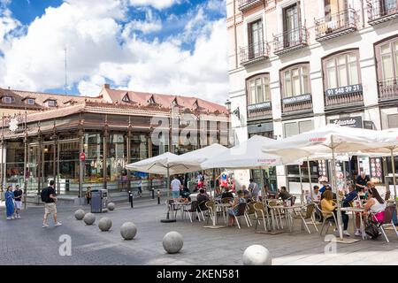 Madrid, Spanien - 20. Juni 2022: Plaza vor dem San Miguel Markt mit Tischen unter den Sonnenschirmen Stockfoto
