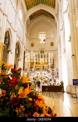 Madrid, Spanien - 20. Juni 2022: Altar der Jungfrau von Almudena mit Blumen im Vordergrund Stockfoto