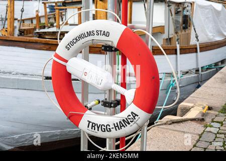 Rettungsboje in Strandvägskajen, Stockholm, Schweden Stockfoto