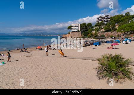 Salou Strand von Platja dels Capellans Touristenziel mit Menschen Costa Dorada Katalonien Spanien Stockfoto