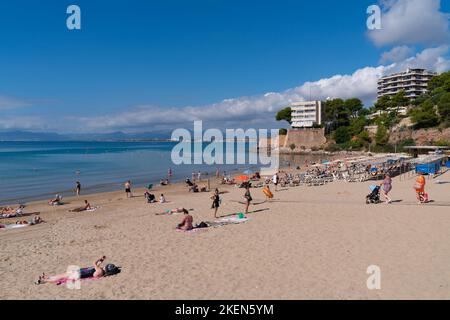 Salou Strand von Platja dels Capellans Touristenziel mit Menschen Costa Dorada Katalonien Spanien Stockfoto