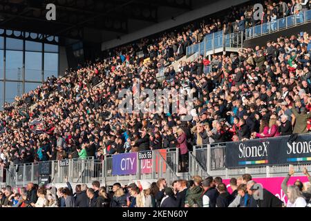 London, Großbritannien. 13.. November 2022. Saracen-Fans feiern während des Spiels der Gallagher Premiership Saracens gegen Northampton Saints im StoneX Stadium, London, Großbritannien, 13.. November 2022 (Foto von Richard Washbrooke/News Images) in London, Großbritannien am 11/13/2022. (Foto von Richard Washbrooke/News Images/Sipa USA) Quelle: SIPA USA/Alamy Live News Stockfoto