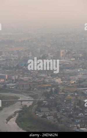 Die Mensumoto-Ebene von oben an einem trüben Herbsttag, mit Blick auf reife Reisfelder und verschiedene Gebäude. Stockfoto