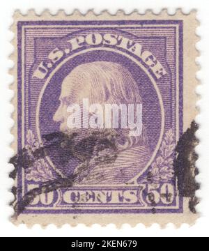 USA - 1914: Eine 50 Cent violette Briefmarke, die das Porträt von Benjamin Franklin zeigt. Amerikanischer Universalgelehrter, der als Schriftsteller, Wissenschaftler, Erfinder, Staatsmann, Diplomat, Drucker, Verleger und politischer Philosoph. Unter den führenden Intellektuellen seiner Zeit war Franklin einer der Gründungsväter der Vereinigten Staaten, ein Drahter und Unterzeichner der Unabhängigkeitserklärung der Vereinigten Staaten und der erste Vereinigte Staaten Postmaster General Stockfoto