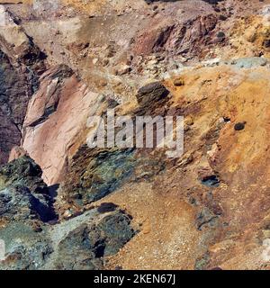 Eine feine Kunst Fotografie einer erstaunlich bunt und zauberhafte Landschaft mit der Alchemie im Tagebau historische Kupfermine auf Parys Mountain gefüllt (Mynydd Stockfoto