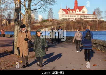 Helsinki, Uusimaa, Finnland. 12.. November 2022. Der Vatertag wird in Finnland am zweiten Sonntag im November begangen. Es ist kein offizieller Feiertag in Finnland, aber die Menschen feiern es sowieso an diesem Wochenende, weil Väter, Vorväter und Vaterfiguren für die Familie und die finnische Kultur wichtig sind. Die Leute gehen mit der Familie aus oder feiern zu Hause. An einem sonnigen Samstag vor dem Vatertag laufen die Menschen an der Promenade entlang. (Bild: © Marina Takimoto/ZUMA Press Wire) Stockfoto