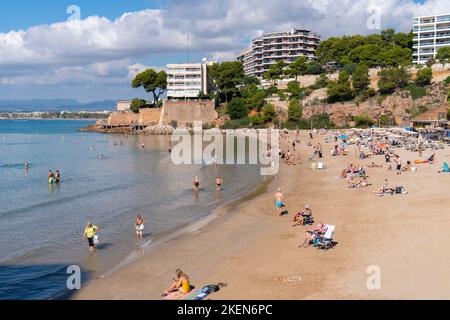 Salou Sandstrand von Platja dels Capellans mit Menschen Costa Dorada Katalonien Spanien Stockfoto