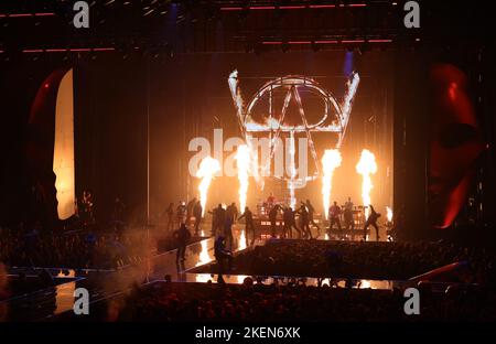 Düsseldorf, Deutschland. 13.. November 2022. Muse tritt bei den MTV Europe Music Awards im PSD Bank Dome auf. Quelle: Rolf Vennenbernd/dpa/Alamy Live News Stockfoto