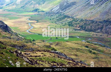 Fluss Ogwen in Nant Ffrancon Valley Snowdonia Nationalpark Gwynedd North Wales UK, Spätfrühling. Stockfoto