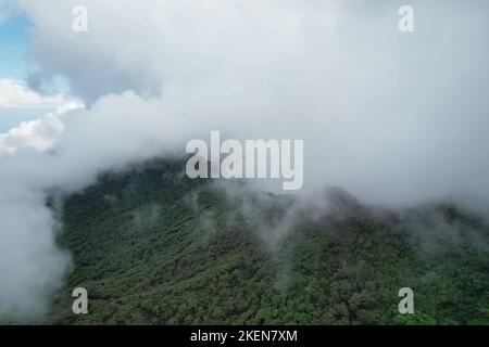 Flauschige Wolken über dem Mombacho Vulkan in Nicaragua Luftdrohnenansicht Stockfoto