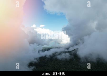 Mombacho Vulkan bei bewölktem Wetter unhellen sonnigen Tag Luftdrohne Ansicht Stockfoto