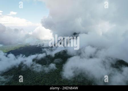Nicaragua Tourismus Thema. Mombacho Vulkan bedeckt mit Wolken Luftdrohne Ansicht Stockfoto
