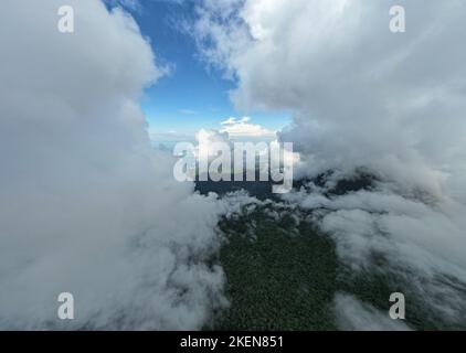 Wolkiges Wetter über Nicaragua Landschaft Luftdrohne Ansicht Stockfoto