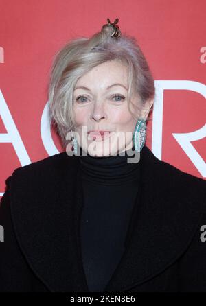 12. November 2022: Beverly Hills, Kalifornien: Frances Fisher. Weltpremiere Von Shout! Studios „auf dem heiligen Boden“ im Fine Arts Theatre. Stockfoto